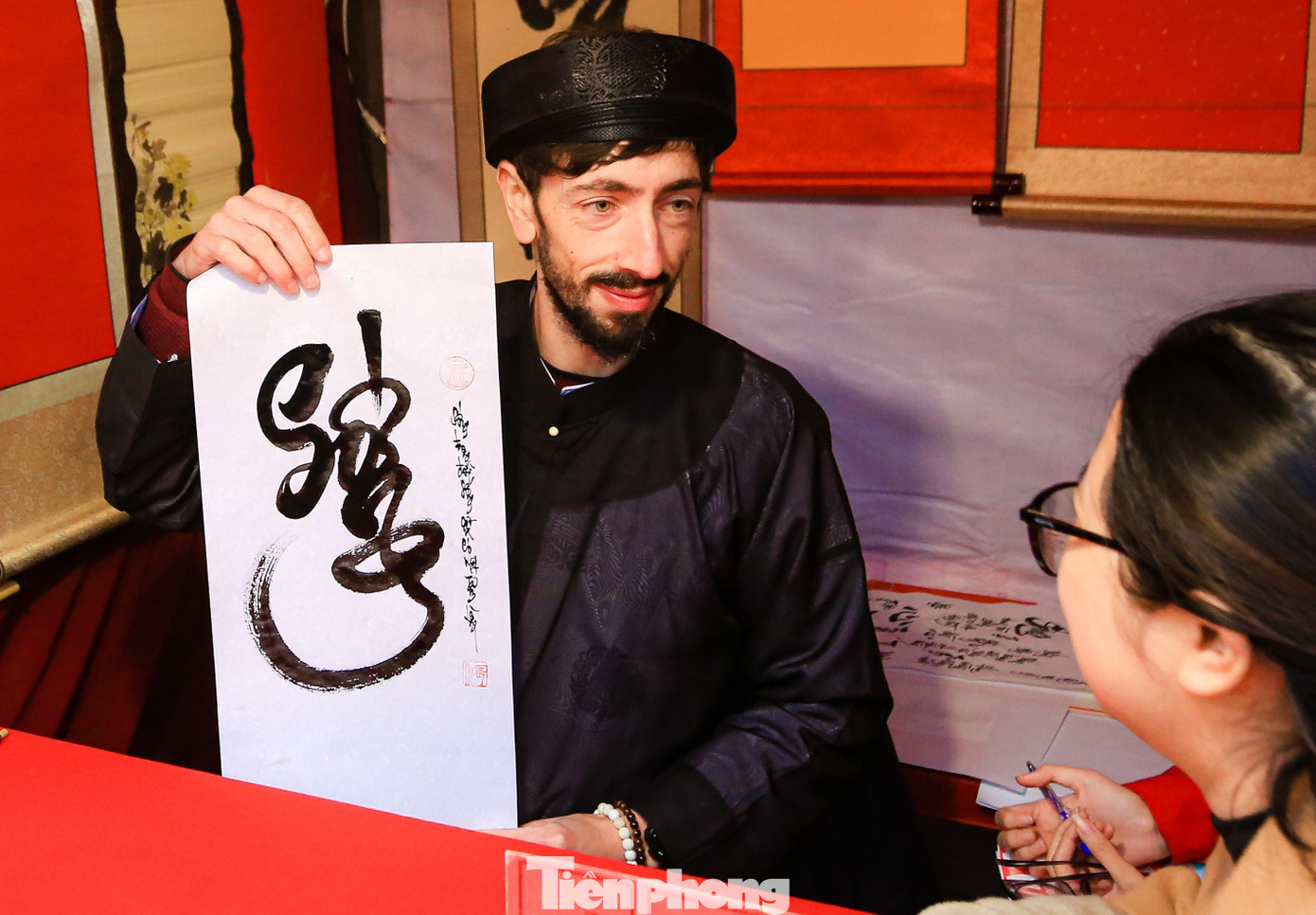 Sau vài năm rèn luyện viết thư pháp, năm nay anh đã đăng ký tham gia làm ông đồ cho chữ tại Hồ Văn với 49 ông đồ Việt cùng người thầy dạy thư pháp của mình. Sau vài năm rèn luyện viết thư pháp, năm nay anh đã đăng ký tham gia làm ông đồ cho chữ tại Hồ Văn với 49 ông đồ Việt cùng người thầy dạy thư pháp của mình.