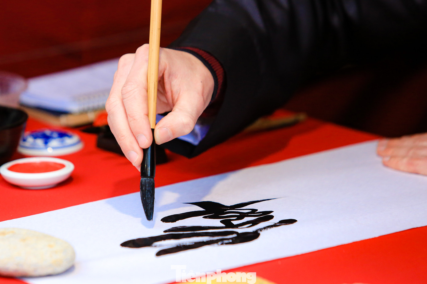 Với niềm đam mê và yêu thích khám phá văn hóa Việt, anh Jean Sébastien Grill đã học nghệ thuật viết thư pháp chữ quốc ngữ với ông đồ Kiều Quốc Khánh. Với niềm đam mê và yêu thích khám phá văn hóa Việt, anh Jean Sébastien Grill đã học nghệ thuật viết thư pháp chữ quốc ngữ với ông đồ Kiều Quốc Khánh.