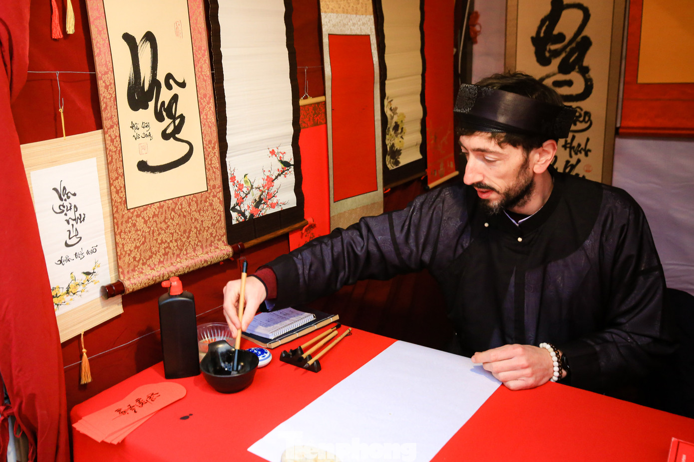 Anh Jean Sébastien Grill mang quốc tịch Pháp (41 tuổi) đã học tiếng Việt được 7 năm, hiện đang sinh sống và làm việc tại Việt Nam, lần đầu tham gia cho chữ tại Hội chữ xuân. Anh Jean Sébastien Grill mang quốc tịch Pháp (41 tuổi) đã học tiếng Việt được 7 năm, hiện đang sinh sống và làm việc tại Việt Nam, lần đầu tham gia cho chữ tại Hội chữ xuân.