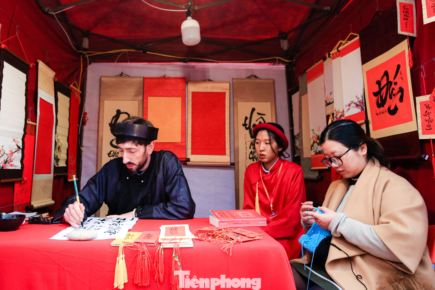 Những ngày qua, hình ảnh một "ông Tây" áo the khăn đóng ngồi viết thư pháp Việt khiến nhiều du khách lạ lẫm, tò mò muốn xin chữ. Những ngày qua, hình ảnh một "ông Tây" áo the khăn đóng ngồi viết thư pháp Việt khiến nhiều du khách lạ lẫm, tò mò muốn xin chữ.