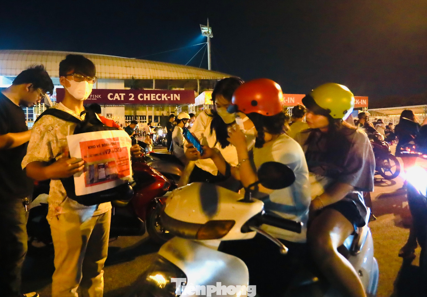 Cùng với việc đổi từ vé điện tử sang vòng tay để tham gia 2 đêm diễn concert, ghi nhận vào tối ngày 26/7 tại SVĐ Mỹ Đình, khá đông người đã giao bán chuyển nhượng lại vé thấp hơn giá gốc khá nhiều.