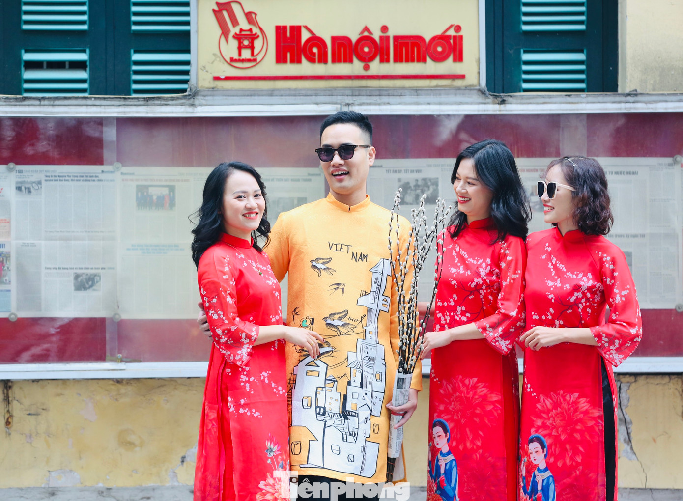 Áo dài truyền thống là lựa chọn quen thuộc của nhiều người để chụp ảnh mỗi dịp xuân về.