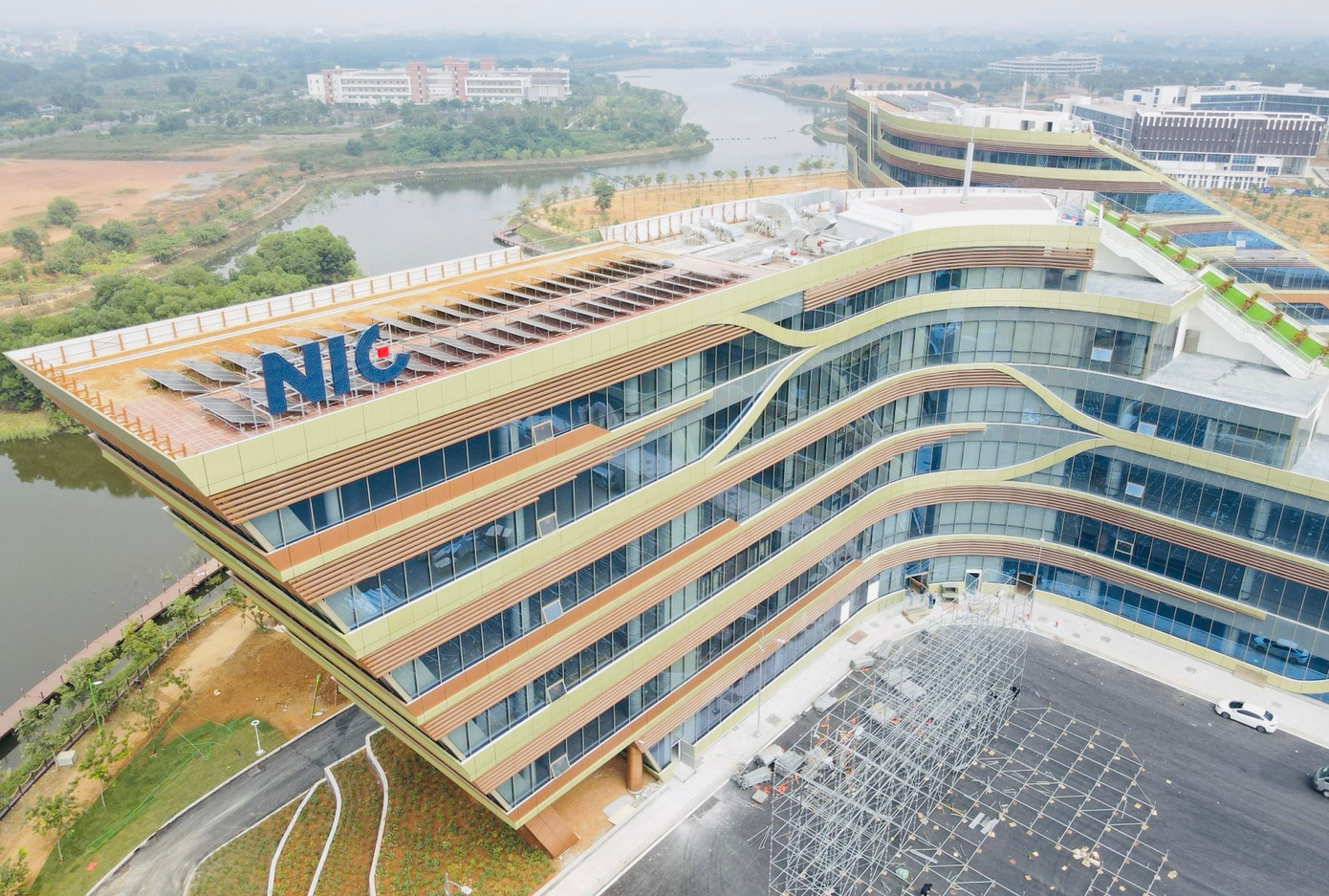 Với quy mô lớn, trang thiết bị tiên tiến cùng không gian làm việc, nghiên cứu và phát triển (R&D) hiện đại và thân thiện, một trong những điểm nhấn của NIC Hòa Lạc là không gian kết nối, tạo điều kiện thuận lợi cho việc tổ chức các hoạt động đổi mới sáng tạo, hội thảo, diễn đàn và sự giao lưu kết nối giữa các doanh nghiệp, nhà nghiên cứu và chuyên gia trong và ngoài nước, đẩy mạnh các hoạt động R&D, chuyển giao công nghệ…