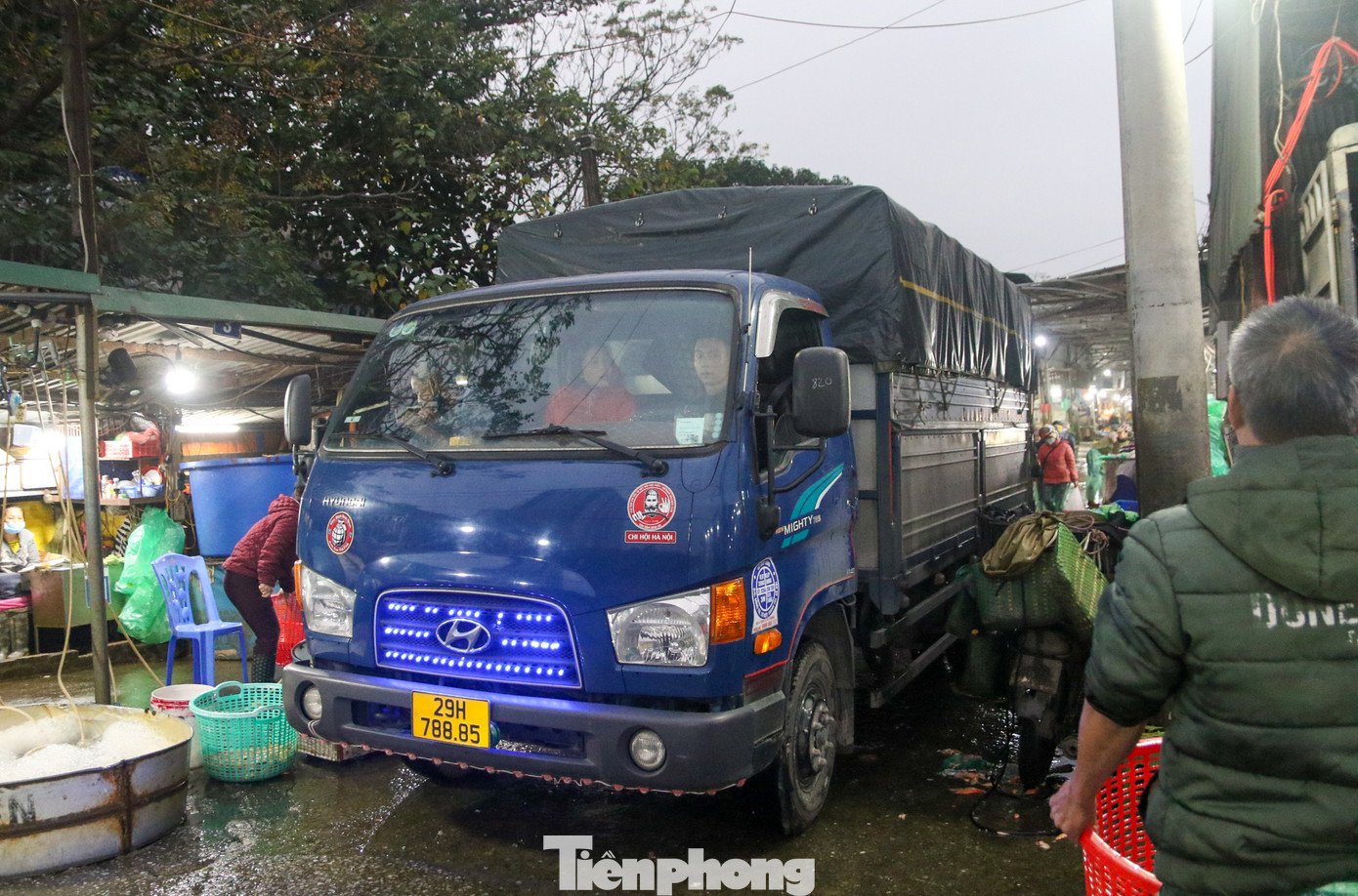 Ngay từ sáng sớm 13/1 (tức 22 tháng chạp), chợ cá Yên Sở đã tấp nập, nhộn nhịp các thương lái chở cá chép về bán phục vụ người dân cúng Tết ông Công, ông Táo.