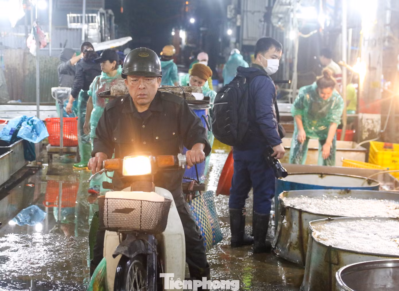 Hoạt động mua bán diễn ra nhộn nhịp, tấp nập ngay từ khi tối trời.