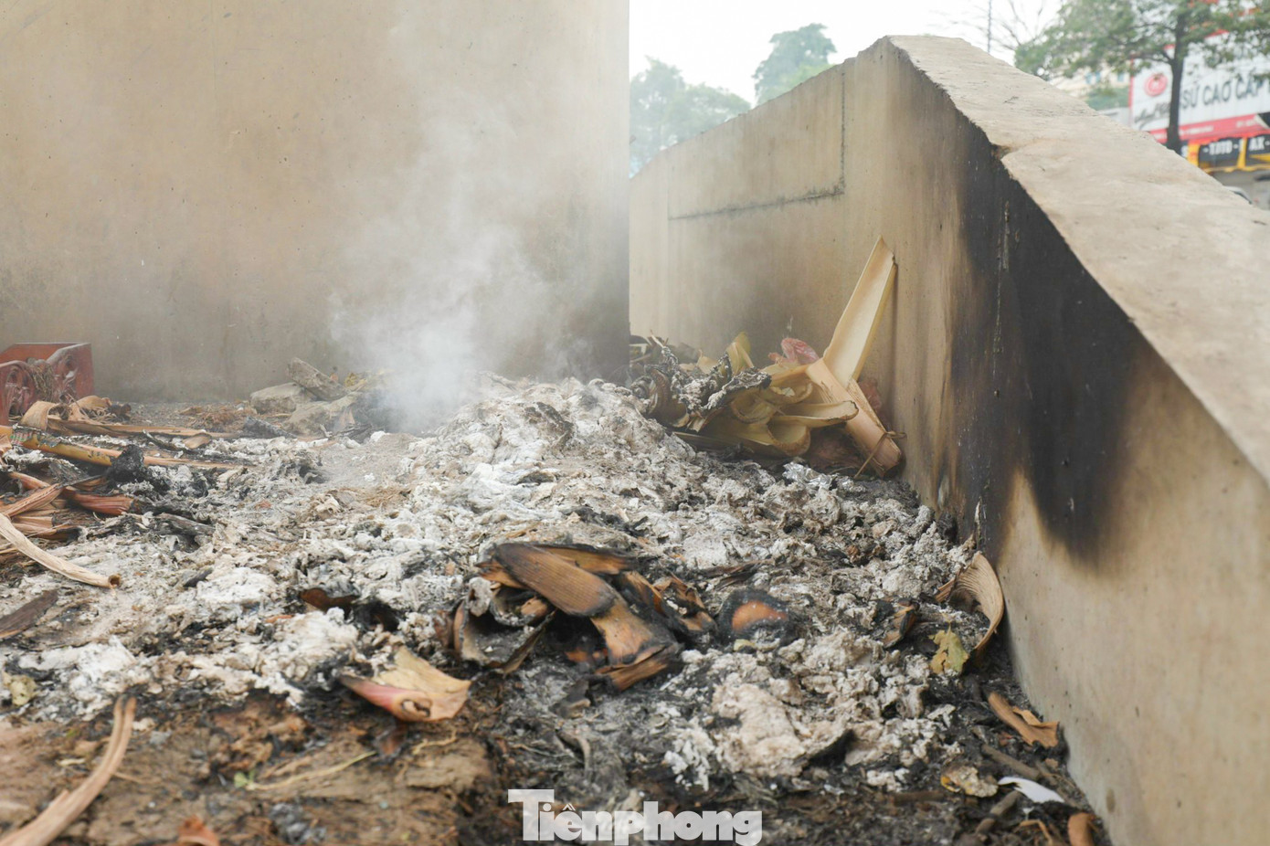 Nhiều đoạn trở thành điểm tập kết rác thải, phế liệu. Người dân thậm chí còn đốt rác tại đây gây ô nhiễm môi trường đô thị.