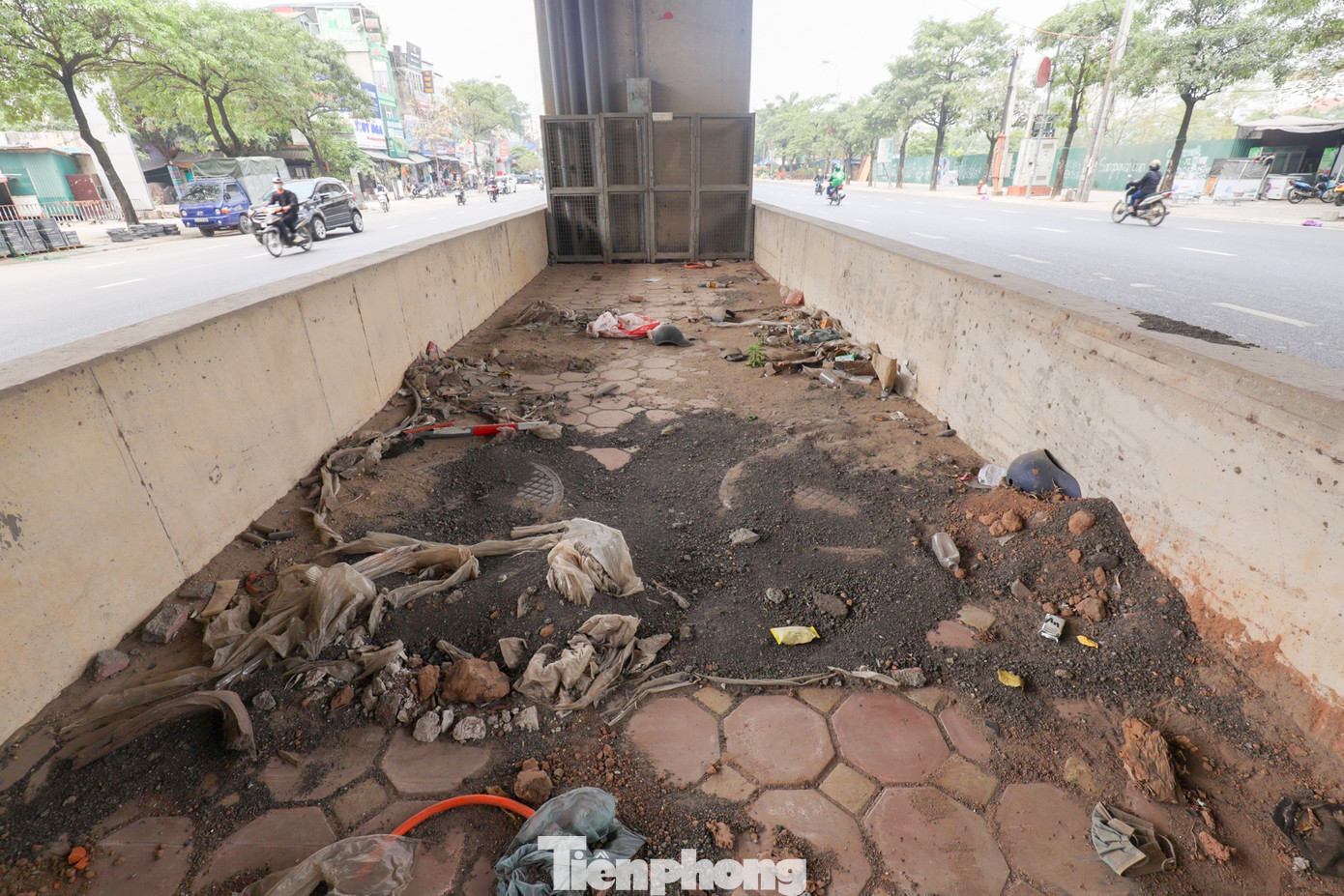 Nhưng hạ tầng bên dưới tuyến đường sắt đô thị Nhổn - ga Hà Nội nhiều đoạn đã cũ kỹ, nhếch nhác.