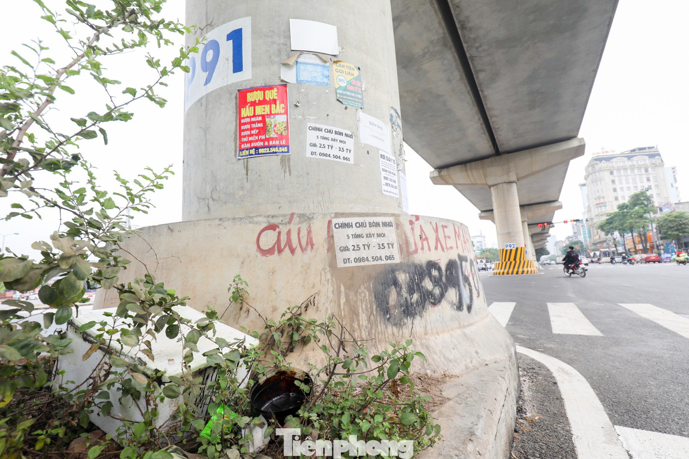 Trên dọc tuyến đường, nhiều trụ cột bê tông bị vẽ bậy, ngập rác và các tờ giấy dán quảng cáo.