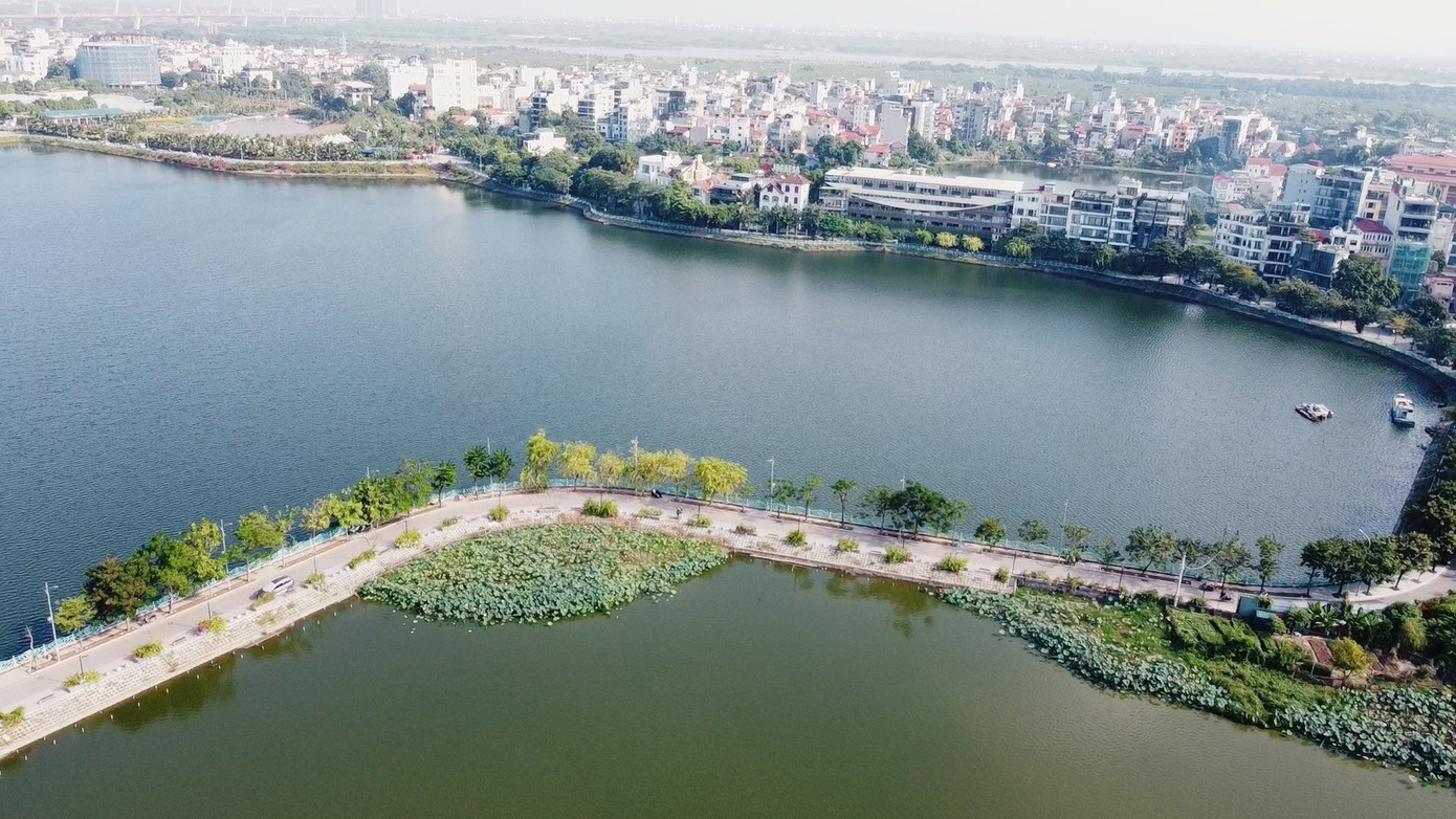 Hồ Tây cũng như hồ Đầm Đông đã trở nên thoáng đãng, yên bình hơn sau khi tháo dỡ nhiều công trình nổi xuống cấp, bỏ hoang...
