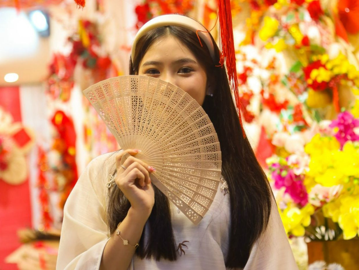 Dịp này, nhiều bạn trẻ cũng tranh thủ chụp hình đón không khí Tết sớm.