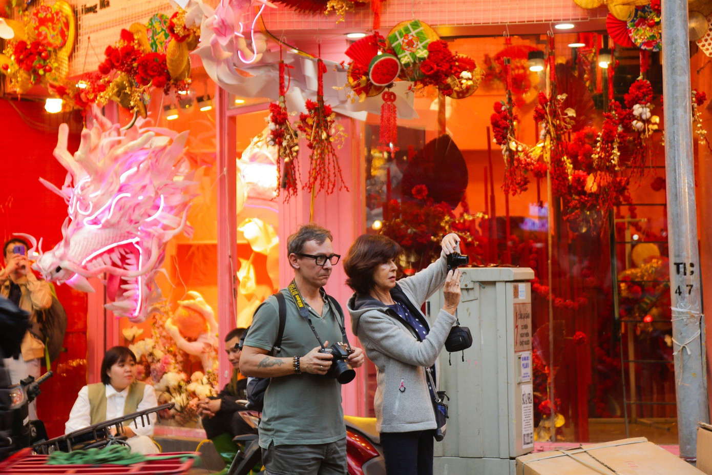 Nhiều du khách nước ngoài cũng bị thu hút bởi không khí Tết ngập tràn sắc đỏ ở khu phố này.