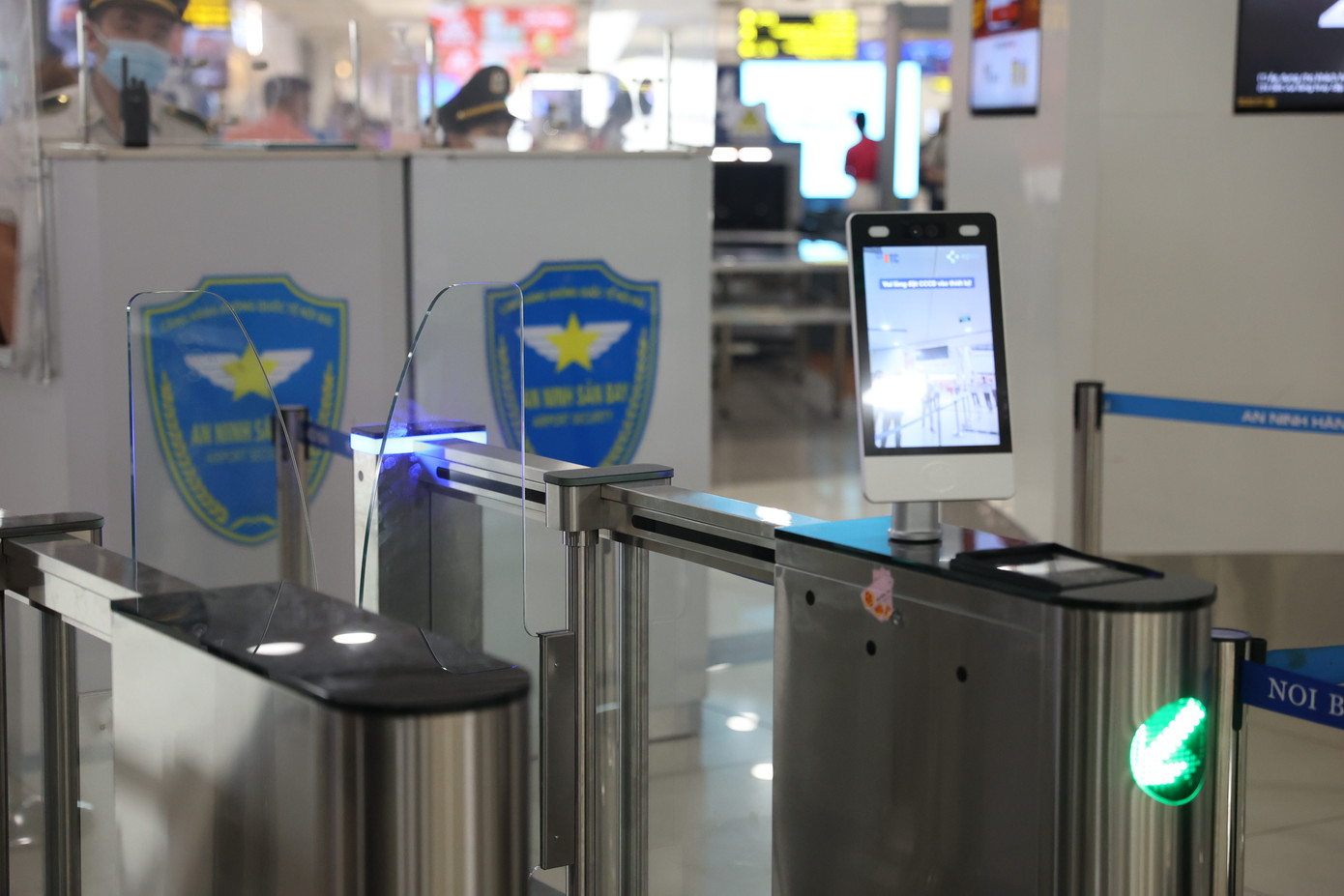 Khi hành khách đi qua cửa tự động an ninh điểm soi chiếu, chỉ cần đặt CCCD vào khu vực thiết bị đọc, hệ thống sẽ nhận diện giúp hành khách đi qua được nhanh chóng.