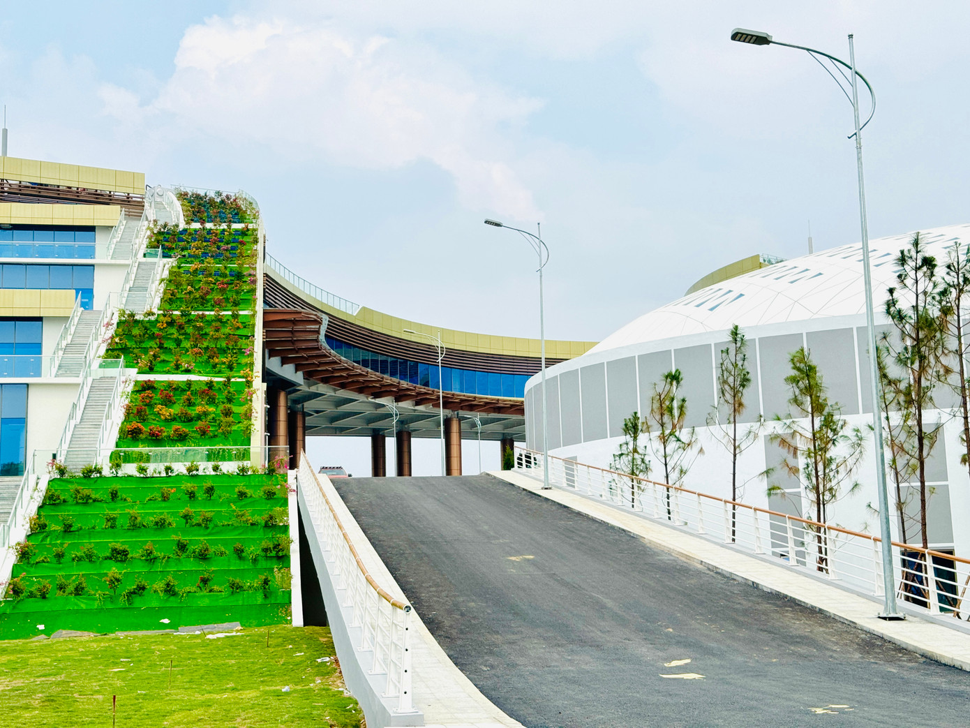 Cùng với lễ khai trương, Triển lãm quốc tế đổi mới sáng tạo Việt Nam năm 2023 sẽ được tổ chức từ ngày 28/10 - 1/11 tại NIC Hòa Lạc. Nhiều doanh nghiệp uy tín trong nước và quốc tế sẽ tham gia và góp mặt như SpaceX, SK, Samsung, Google, Meta, Signify, Intel, VISA, Viettel, FPT, VNPT...