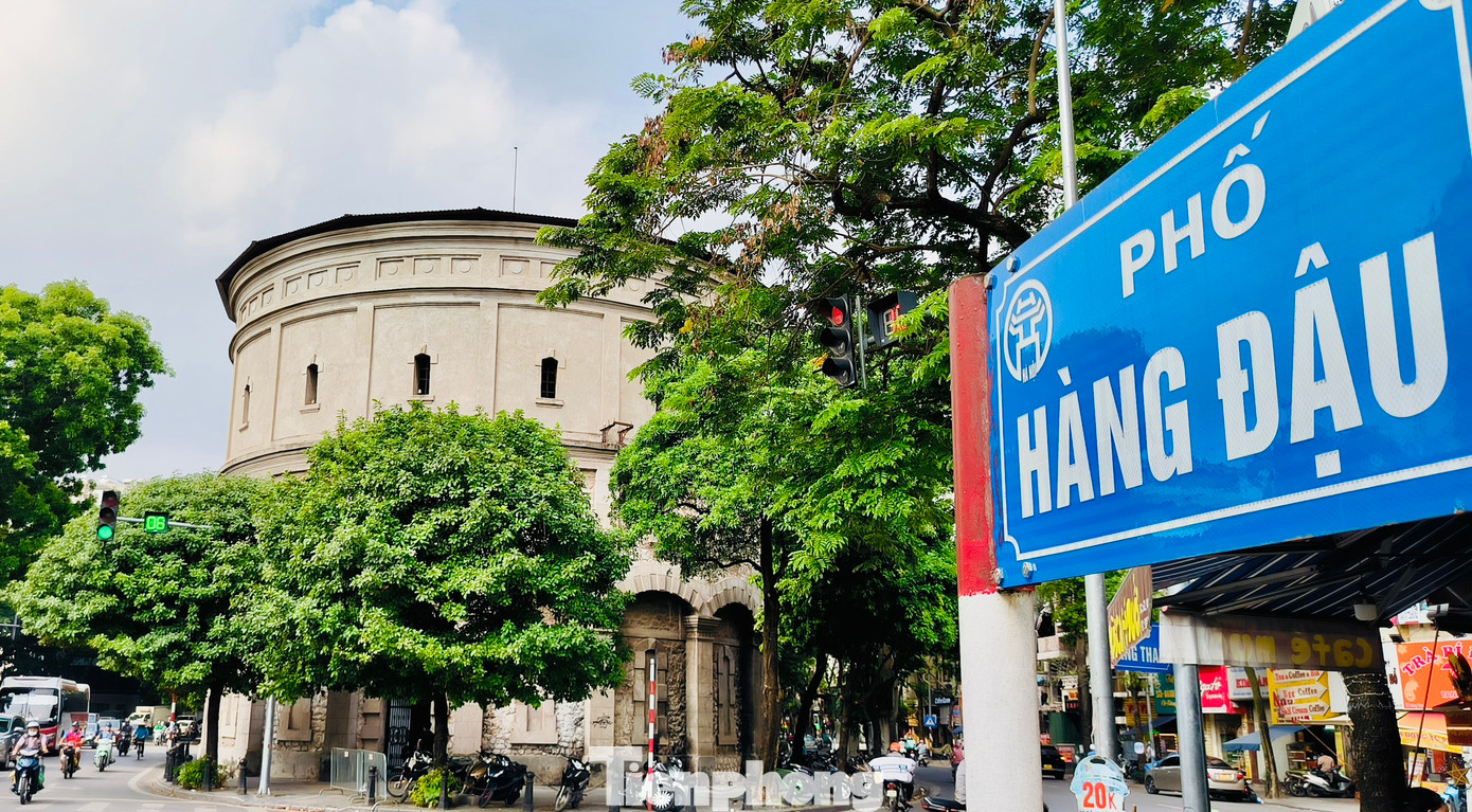 Tháp nước Hàng Đậu được xây vào năm 1894, tọa lạc tại ngã sáu của các phố Hàng Than, Hàng Lược, Hàng Giấy, Hàng Đậu, Quán Thánh và đường Phan Đình Phùng.