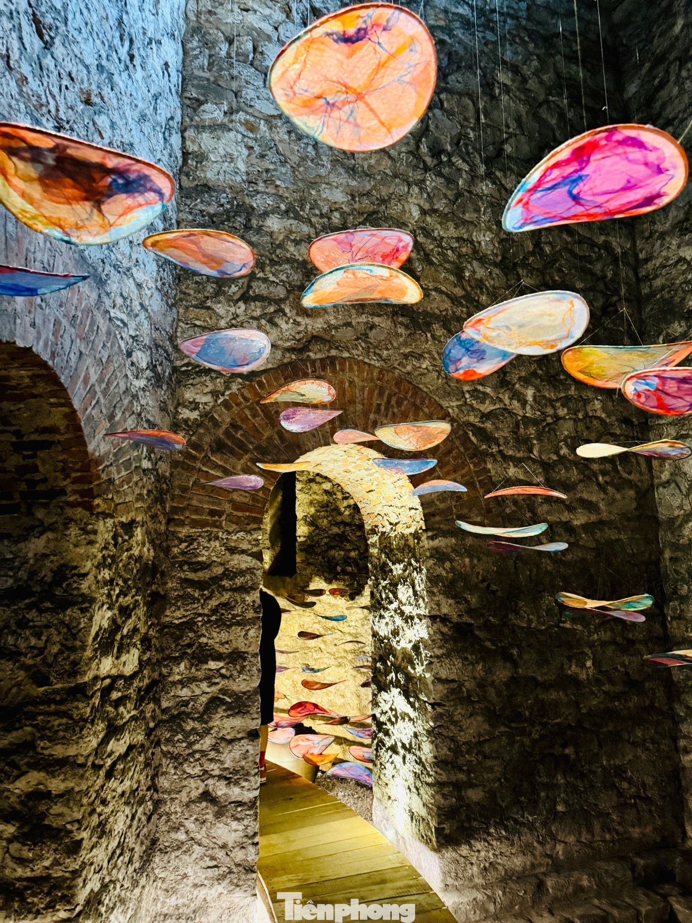 Hiện hệ thống sắp đặt ánh sáng cơ bản đã hoàn thiện. Một mô đun bằng gỗ tái chế tạo thành đường đi hình tròn, men theo đường kính của bốt Hàng Đậu đã được đưa vào bên trong.