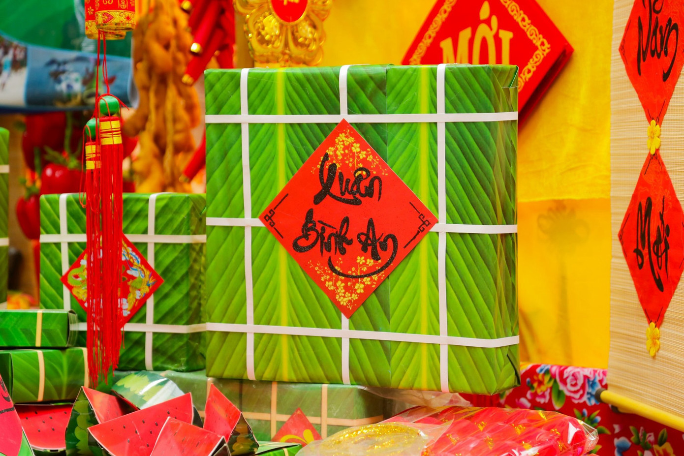 Theo một chủ cửa hàng trên phố Hàng Mã, các sản phẩm trang trí nhà cửa dịp Tết năm nay có giá bán tương đối ổn định và nhiều mẫu mã mới, đặc biệt là rồng, linh vật của năm 2024. Dây trang trí nhỏ có giá từ 10.000 - 20.000 đồng/dây; các đồng tiền vàng có chữ “Chúc mừng năm mới”, “Vạn sự như ý”… tùy kích cỡ lớn nhỏ mà có giá bán từ 120.000 - 250.000 đồng/sản phẩm...