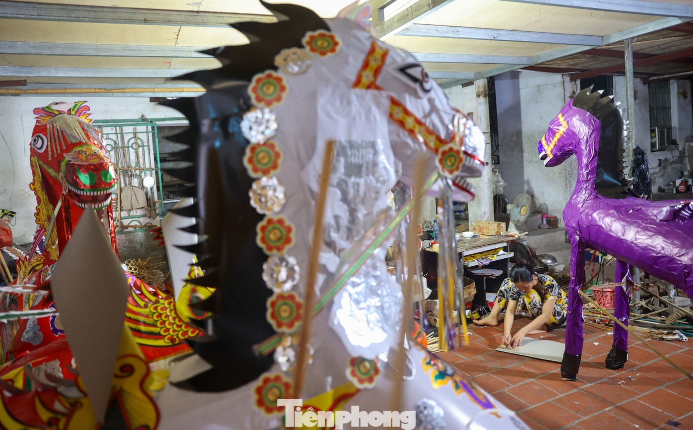 Chị Hoa Báu ở làng Phúc Am chia sẻ, trước đây, nghề truyền thống ở làng này là đan rổ. Nhưng khoảng hơn chục năm trở lại đây, hầu hết người dân đã chuyển sang làm nghề vàng mã. Từ đó, đời sống của người dân cũng đi lên... Theo chị Báu, mỗi sản phẩm trung bình mất khoảng 1 giờ đồng hồ để trang trí xong, các công đoạn làm khung trước đó do hộ khác đảm đảm nhiệm.