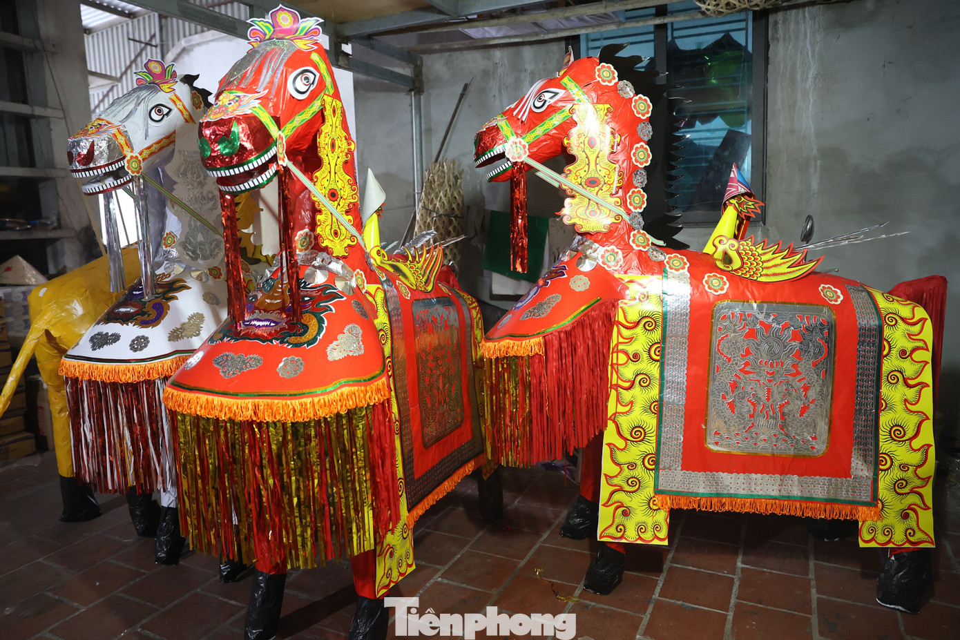 Khảo sát nhanh của PV báo Tiền Phong, các mặt hàng năm nay đều không tăng giá so với năm ngoái; giá dao động từ 300.000 đến 500.000 đồng/con ngựa tùy kích cỡ, màu sắc.