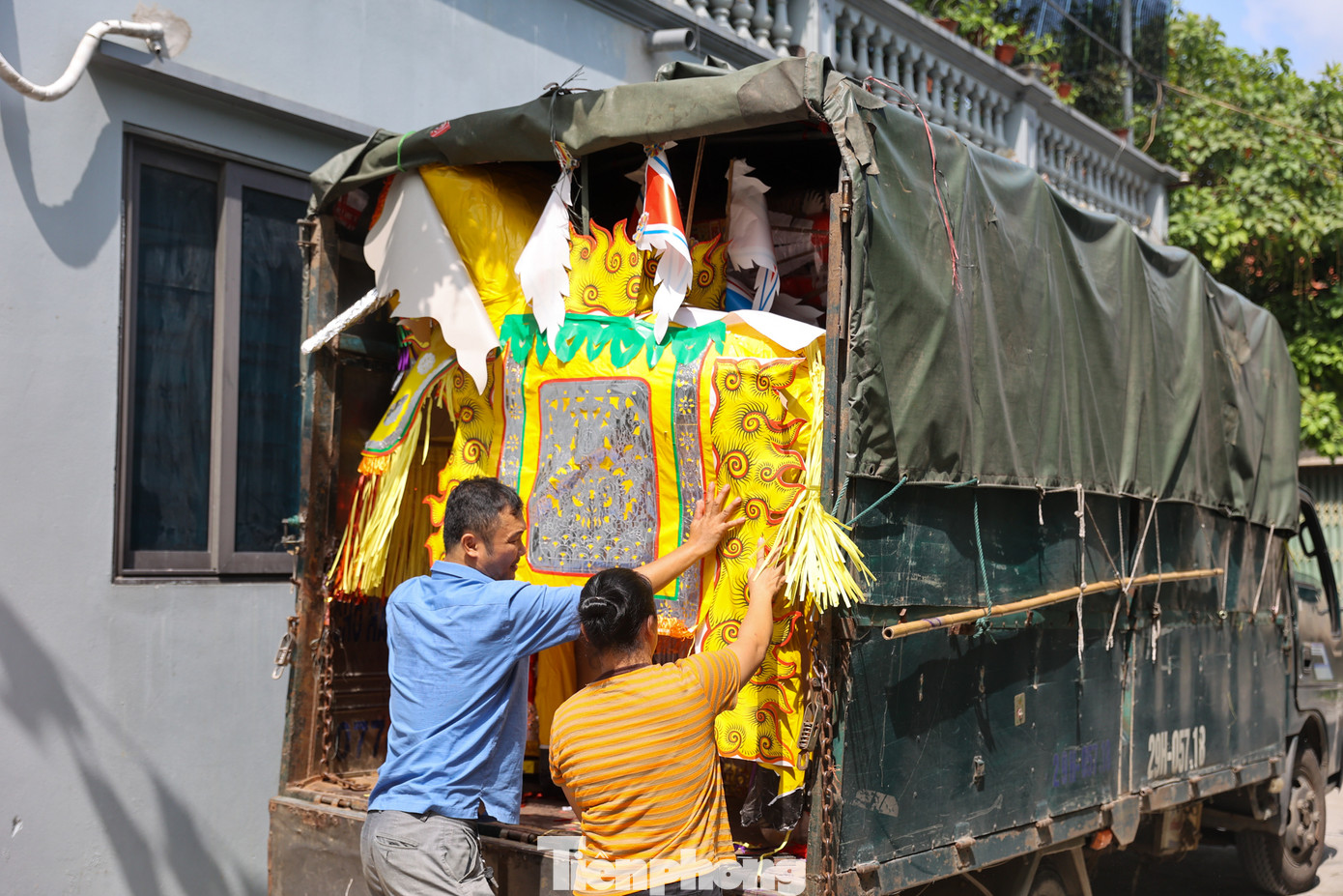 Những ngày cận Rằm Tháng 7, xe ba gác, xe tải lại nối đuôi nhau tất bật với các chuyến hàng vận chuyển đi tiêu thụ khắp Thủ đô.