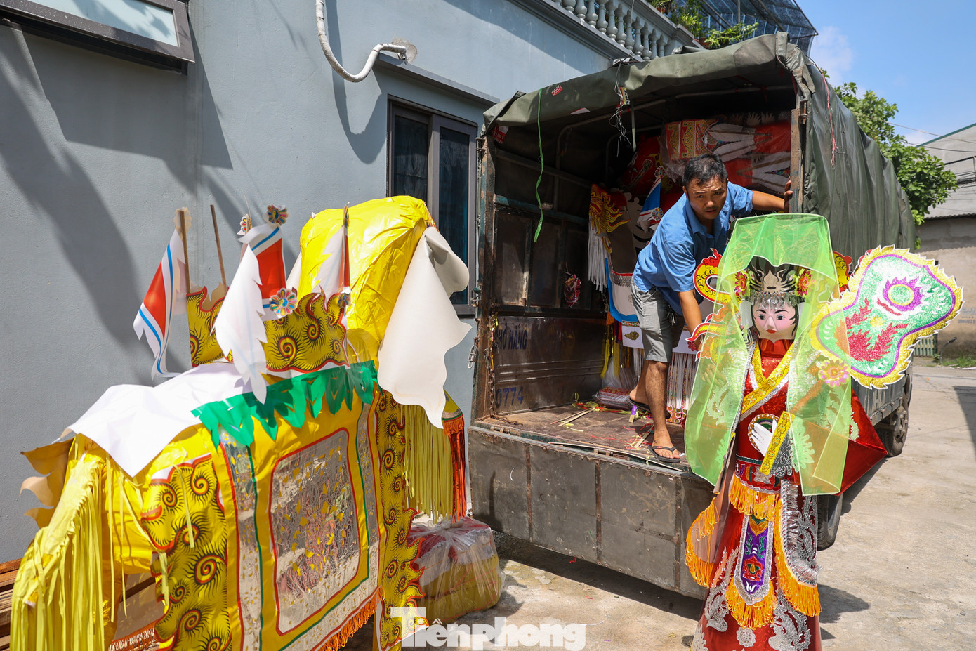 Những ngày cận Rằm Tháng 7, xe ba gác, xe tải lại nối đuôi nhau tất bật với các chuyến hàng vận chuyển đi tiêu thụ khắp Thủ đô.