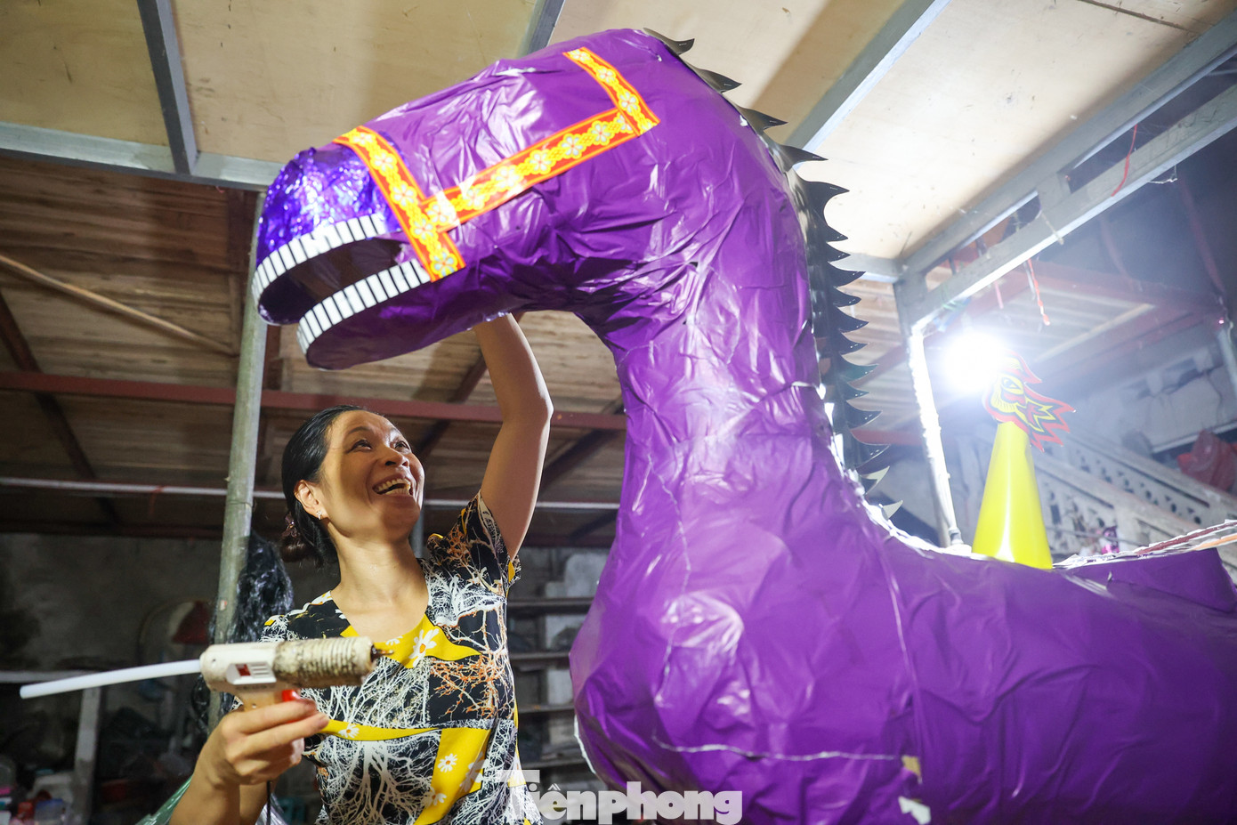 Chị Hoa Báu ở làng Phúc Am chia sẻ, trước đây, nghề truyền thống ở làng này là đan rổ. Nhưng khoảng hơn chục năm trở lại đây, hầu hết người dân đã chuyển sang làm nghề vàng mã. Từ đó, đời sống của người dân cũng đi lên... Theo chị Báu, mỗi sản phẩm trung bình mất khoảng 1 giờ đồng hồ để trang trí xong, các công đoạn làm khung trước đó do hộ khác đảm đảm nhiệm.