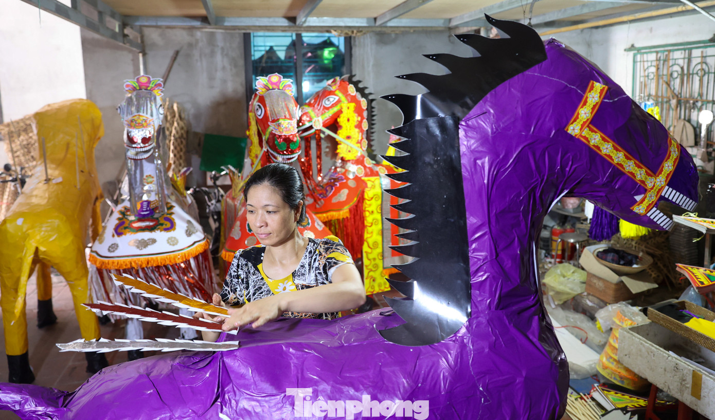 Chị Hoa Báu ở làng Phúc Am chia sẻ, trước đây, nghề truyền thống ở làng này là đan rổ. Nhưng khoảng hơn chục năm trở lại đây, hầu hết người dân đã chuyển sang làm nghề vàng mã. Từ đó, đời sống của người dân cũng đi lên... Theo chị Báu, mỗi sản phẩm trung bình mất khoảng 1 giờ đồng hồ để trang trí xong, các công đoạn làm khung trước đó do hộ khác đảm đảm nhiệm.