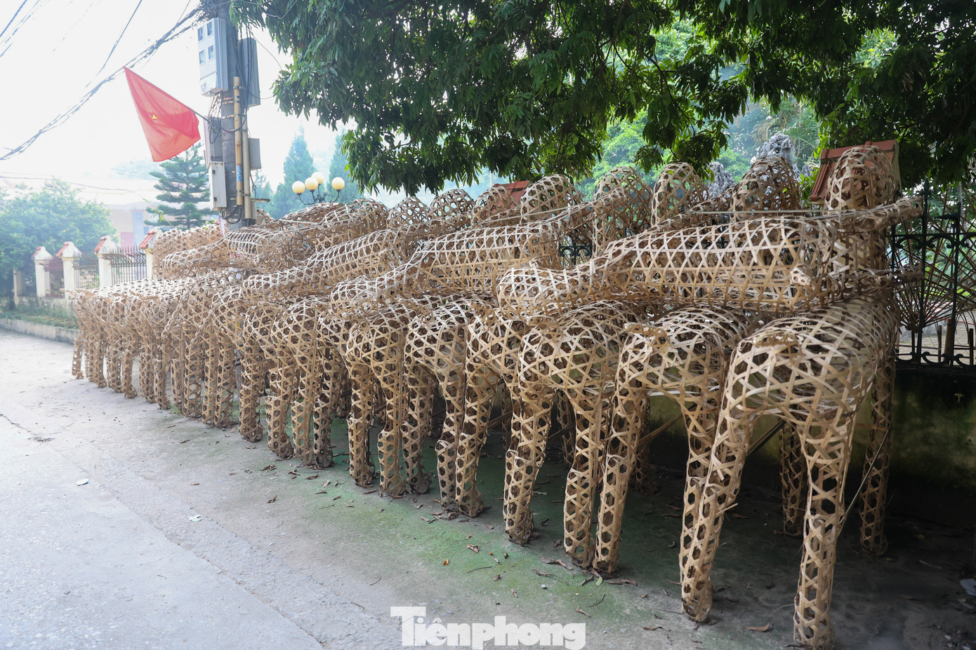 Trước Rằm Tháng 7, khắp nơi trong làng Phúc Am (xã Duyên Thái, huyện Thường Tín, Hà Nội) lại hối hả sản xuất đồ phục vụ cúng tế.