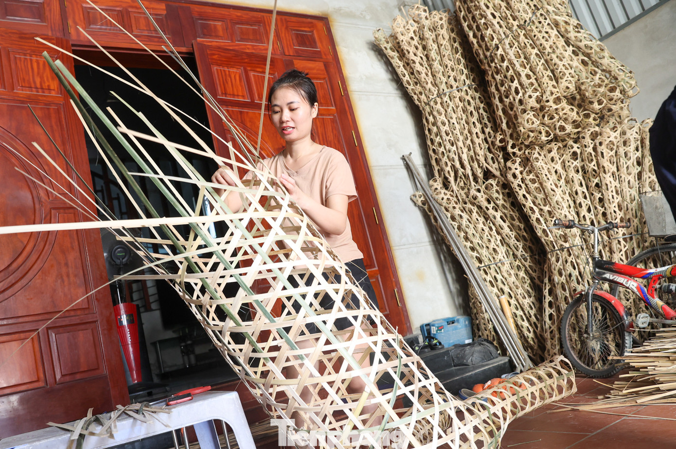 Trước Rằm Tháng 7, khắp nơi trong làng Phúc Am (xã Duyên Thái, huyện Thường Tín, Hà Nội) lại hối hả sản xuất đồ phục vụ cúng tế.