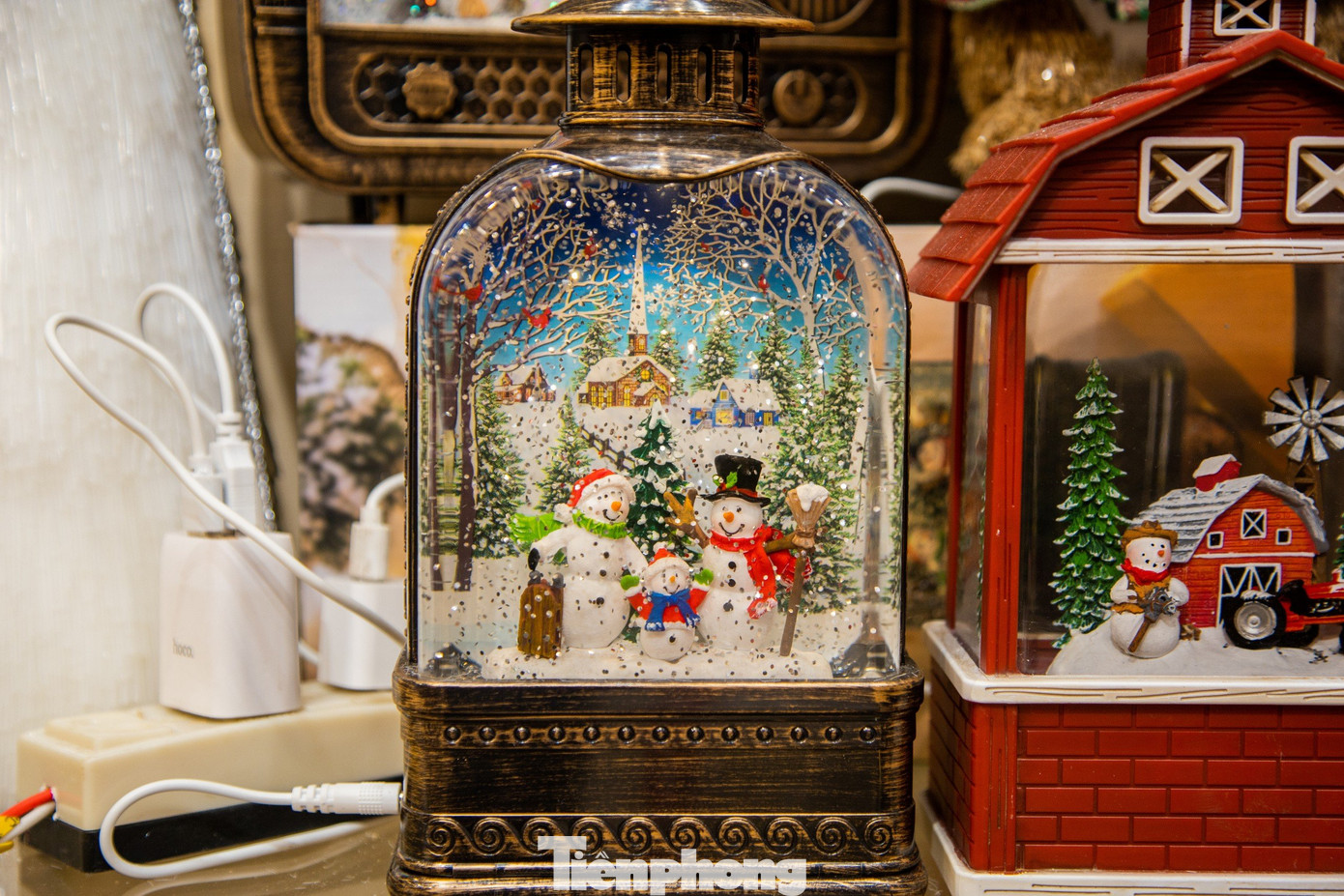 Các món đồ trang trí Giáng sinh năm nay đa dạng về mẫu mã và giá cả. Người tuyết và cây thông Noel, chú lính chì... được thiết kế rất đẹp với đủ kích cỡ, là mặt hàng yêu thích thu hút người tiêu dùng.