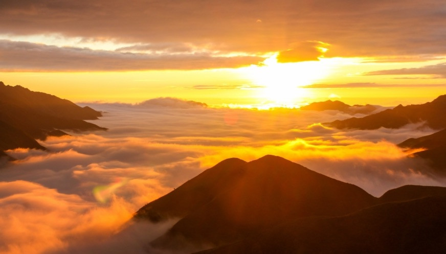 Từ Hà Nội, vượt gần 200 km sẽ đến thị trấn Bắc Yên (Sơn La), men theo vách đá khoảng 14 km du khách sẽ tới được trung tâm xã Tà Xùa.