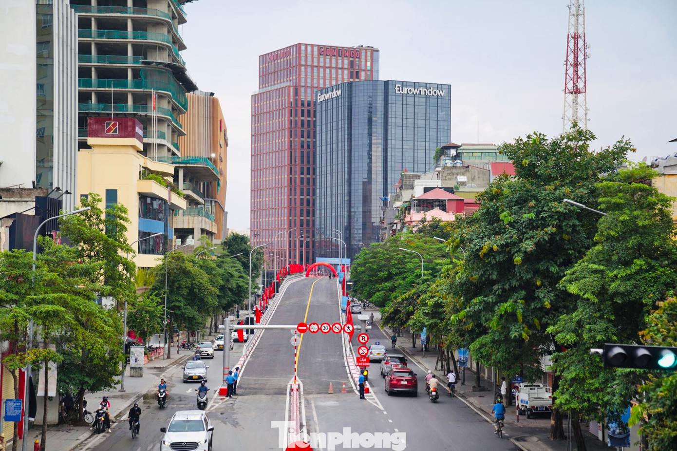 Sau nghi thức cắt băng khánh thành và chuẩn bị, lực lượng chức năng bắt đầu cho xe cộ lưu thông trên cầu.