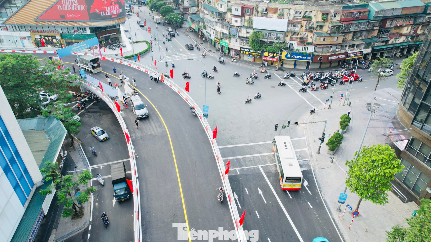 Cầu vượt kết cấu thép lắp ghép, trực thông dạng chữ C theo hướng từ Chùa Bộc đến Phạm Ngọc Thạch, được tổ chức giao thông hai chiều.