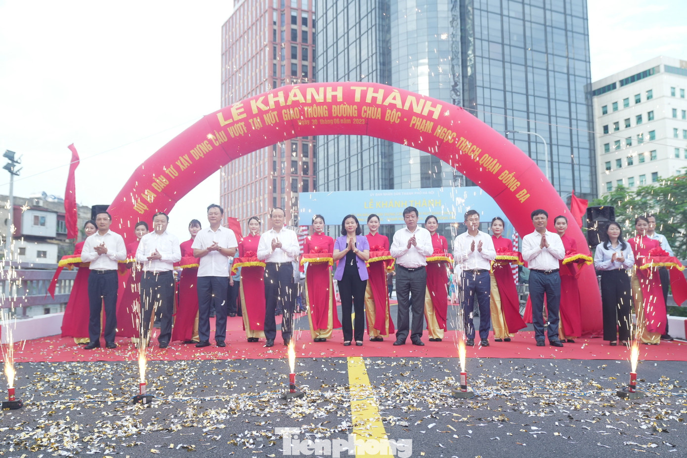 Sáng 30/6, UBND thành phố Hà Nội đã tổ chức lễ khánh thành Dự án xây dựng cầu vượt chữ C tại nút giao đường Chùa Bộc - Phạm Ngọc Thạch.