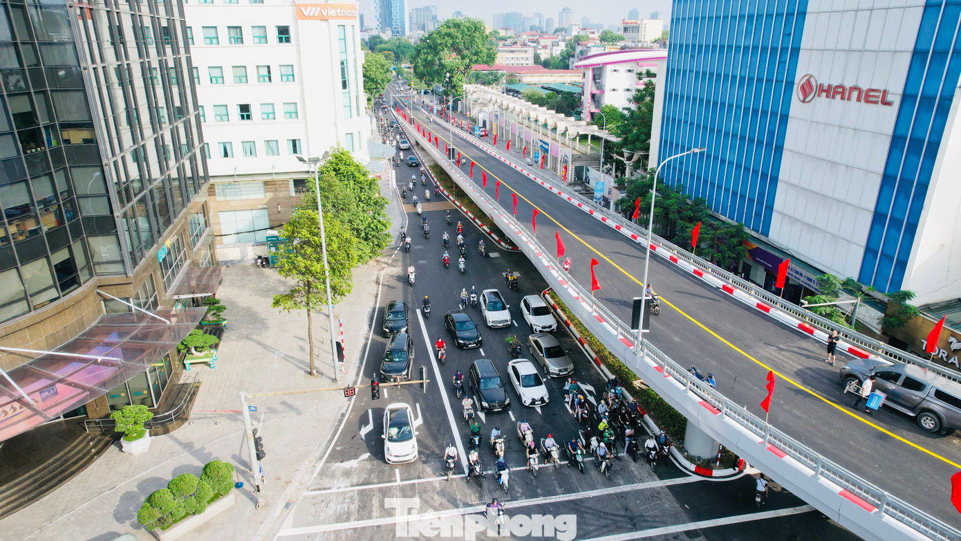 Theo phương án tổ chức giao thông, tại khu vực nút giao Lương Định Của - Phạm Ngọc Thạch, cơ quan chức năng cấm các phương tiện quay đầu trên đường Phạm Ngọc Thạch (theo hướng từ cầu vượt đến nút giao Lương Định Của); cấm các phương tiện ôtô trên đường Phạm Ngọc Thạch (hướng từ Đào Duy Anh đi Chùa Bộc) rẽ trái vào phố Lương Định Của.