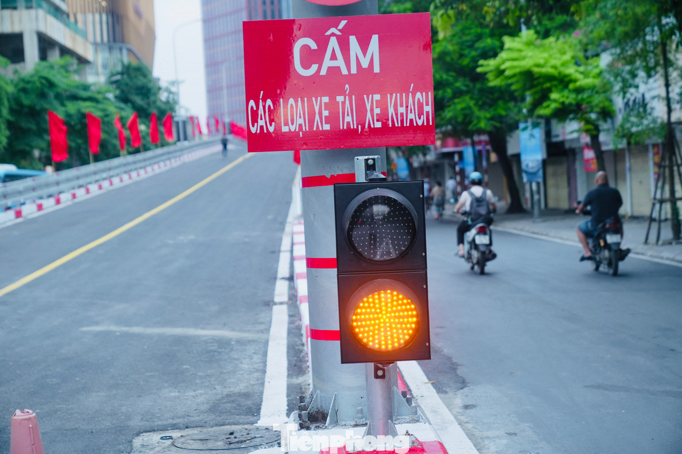 Hệ thống biển báo được đặt tại 2 đầu cầu vượt để hướng dẫn người tham gia giao thông.