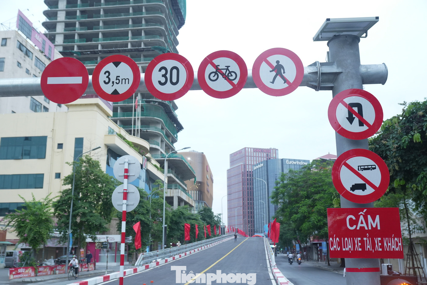 Cầu vượt chữ C 150 tỉ đồng ở Hà Nội chính thức thông xe