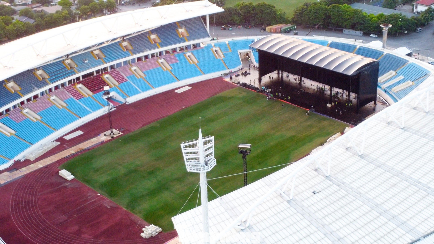 Hiện tại khu vực sân Mỹ Đình bắt đầu lắp đặt các hạng mục như lắp đặt các khung thép, sân khấu, thảm sàn... trong và ngoài sân vận động Mỹ Đình để chuẩn bị cho show biểu diễn tới đây.