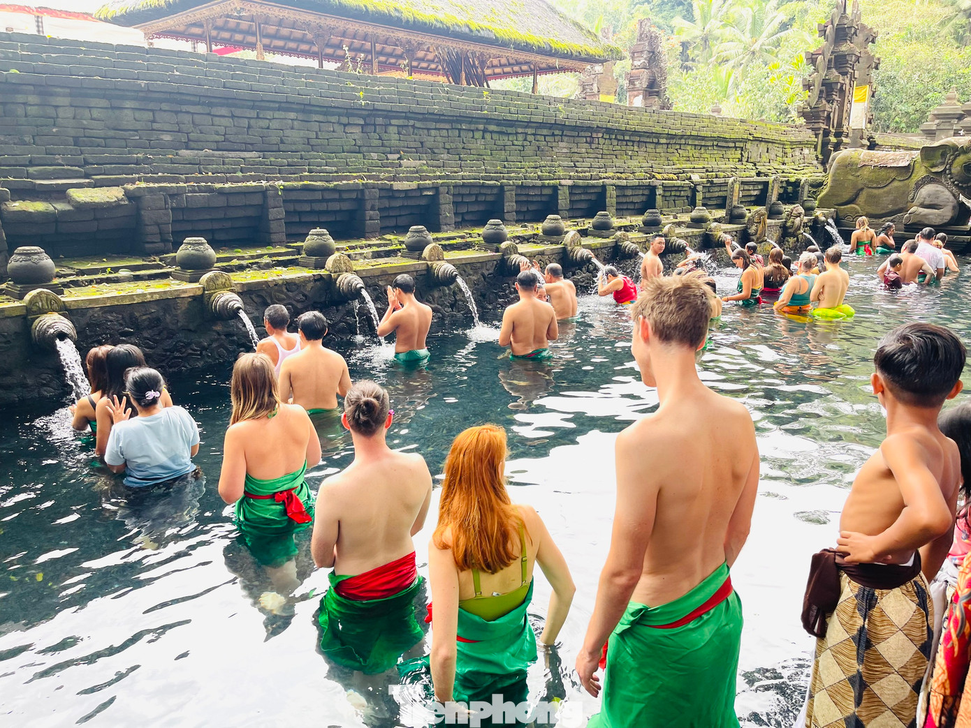 Đền suối thiêng (hay Tirtha Empul) là ngôi đền có vai trò rất quan trọng trong đời sống tinh thần của người dân địa phương, đây được coi là nơi làm thanh lọc cơ thể và tâm hồn. Hằng ngày, rất đông người dân và du khách đều đổ về đền Tirta Empul để thực hành nghi lễ thanh tẩy dưới dòng nước suối.