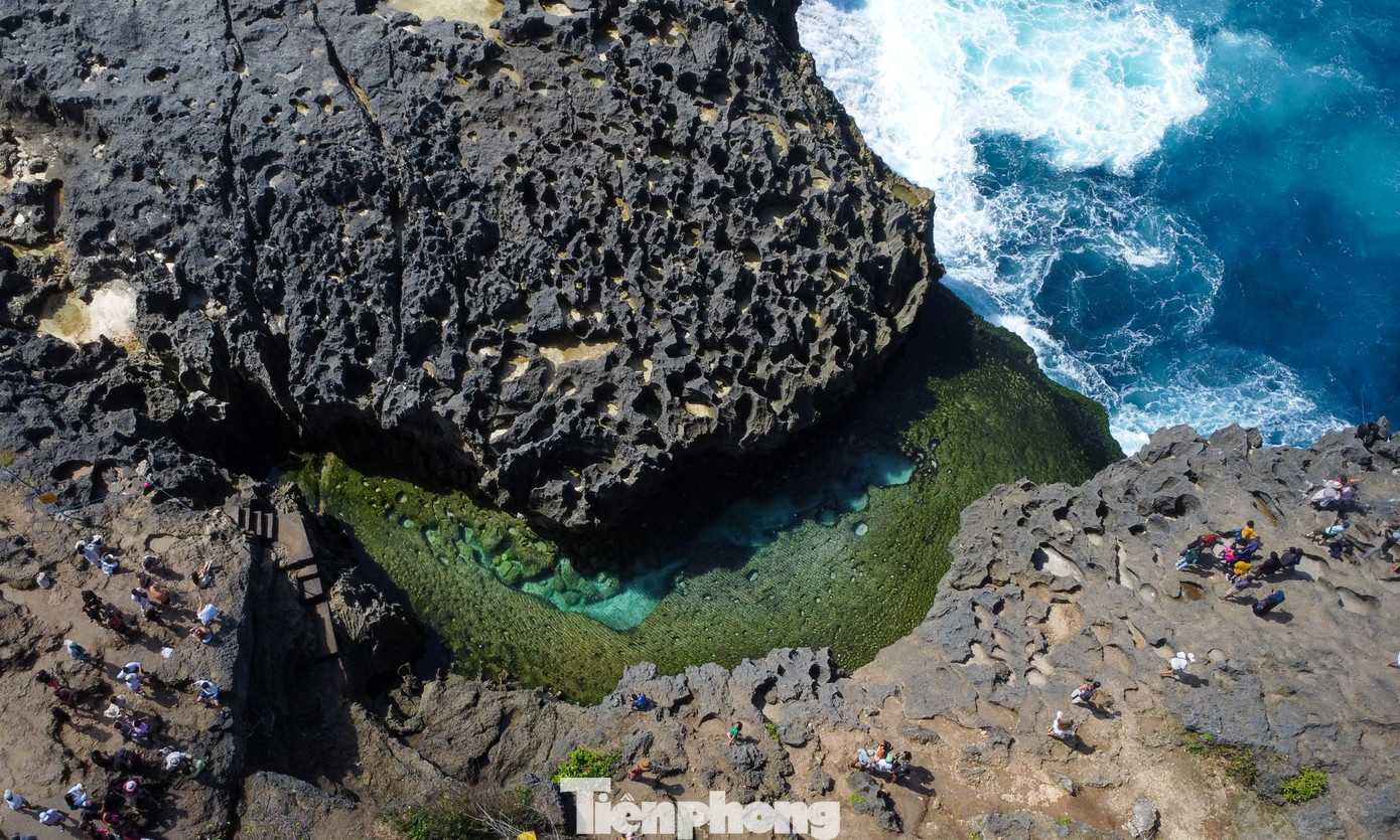 Nằm gần Broken Beach, Angel’s Billabong giống như một hồ bơi tự nhiên nằm giữa khe vách đá chứa đầy nước biển do sóng đánh lên hoặc khi thủy triều dâng. Nước ở đây có màu xanh lục rất đẹp với điểm nhấn hồ nước vô cực giữa thiên nhiên hùng vỹ.