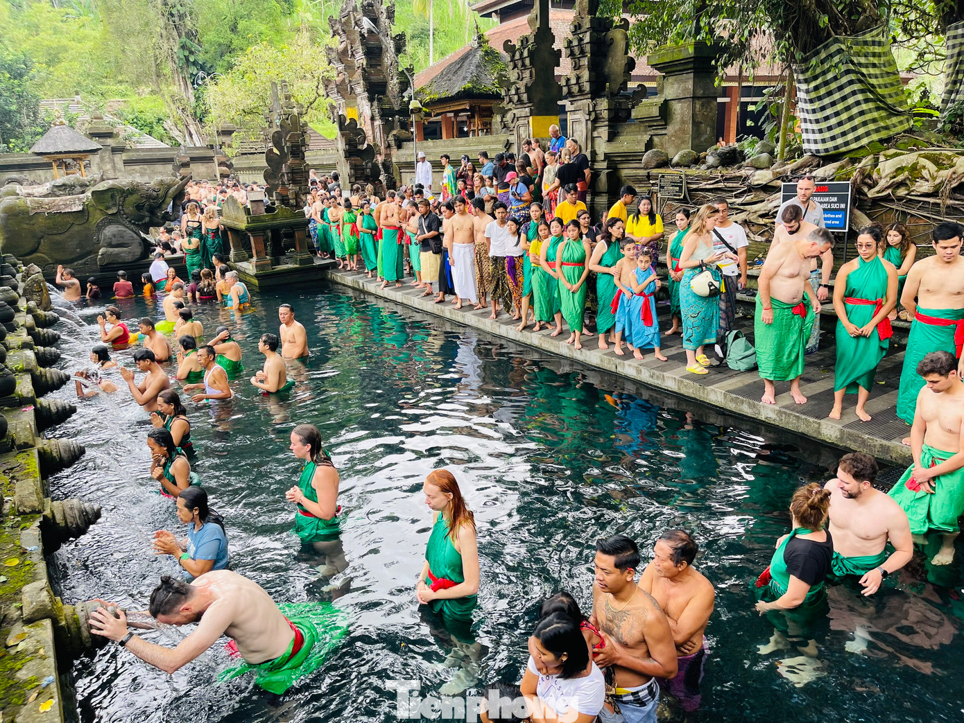 Nếu Indonesia là xứ sở vạn đảo thì Bali lại được gọi là xứ sở của vạn ngôi đền, với hơn 20.000 ngôi đền trải dài khắp đảo.