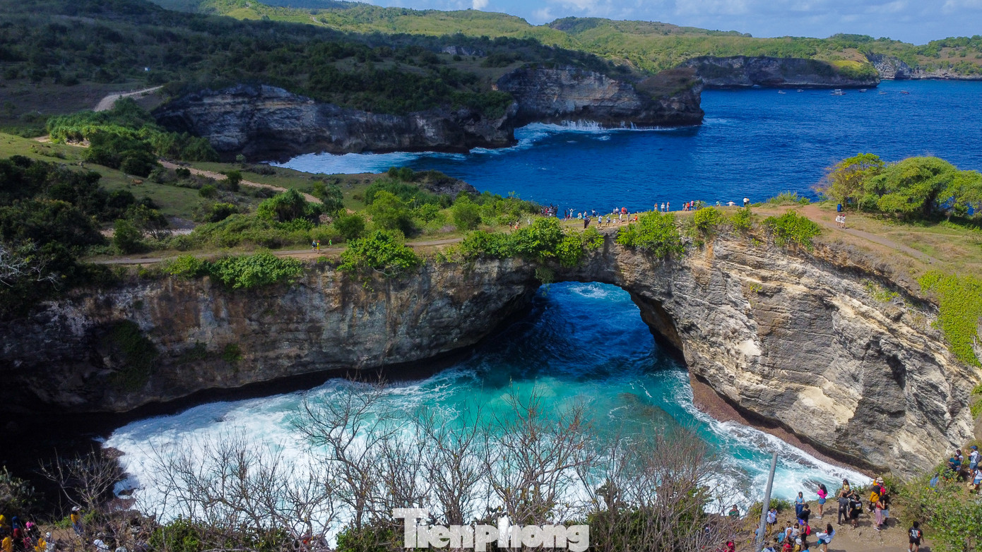 Trong số hàng nghìn đảo lớn nhỏ của đất nước Indonesia, Bali nổi lên như một viên kim cương rực rỡ, là điểm nhấn được du khách ưu ái đặt tên là &quot;thiên đường nhiệt đới&quot;.
