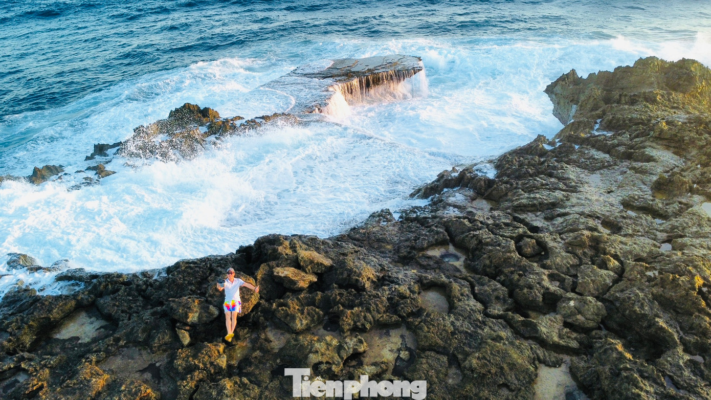 Điểm check-in ấn tượng ngắm hoàng hôn dành cho những tín đồ thích chinh phục là vịnh nước Devil’s Tears Bay. Đây là một vách đá bị sóng biển bào mòn, tạo thành hốc lớn cùng những lớp bọt sóng trắng xóa tạo nên một khung cảnh vô cùng hùng vỹ.