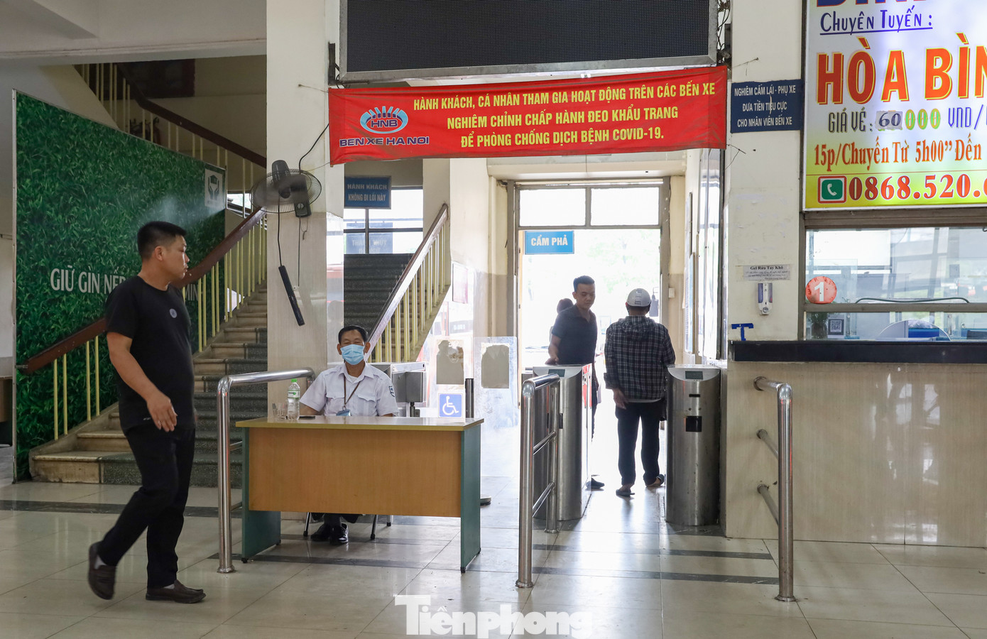 Công tác phòng chống dịch COVID-19 cũng được bến xe tăng cường tuyên truyền nhắc nhở cho các hành khách.