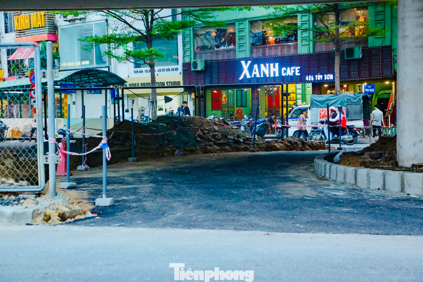 Đồng thời, di chuyển các cây xanh trên đảo dẫn hướng trong khu vực nút giao và một phần đảo cây xanh tại hướng rẽ Nguyễn Trãi ra đường Trường Chinh, đường Trường Chinh ra phía Tây Sơn.