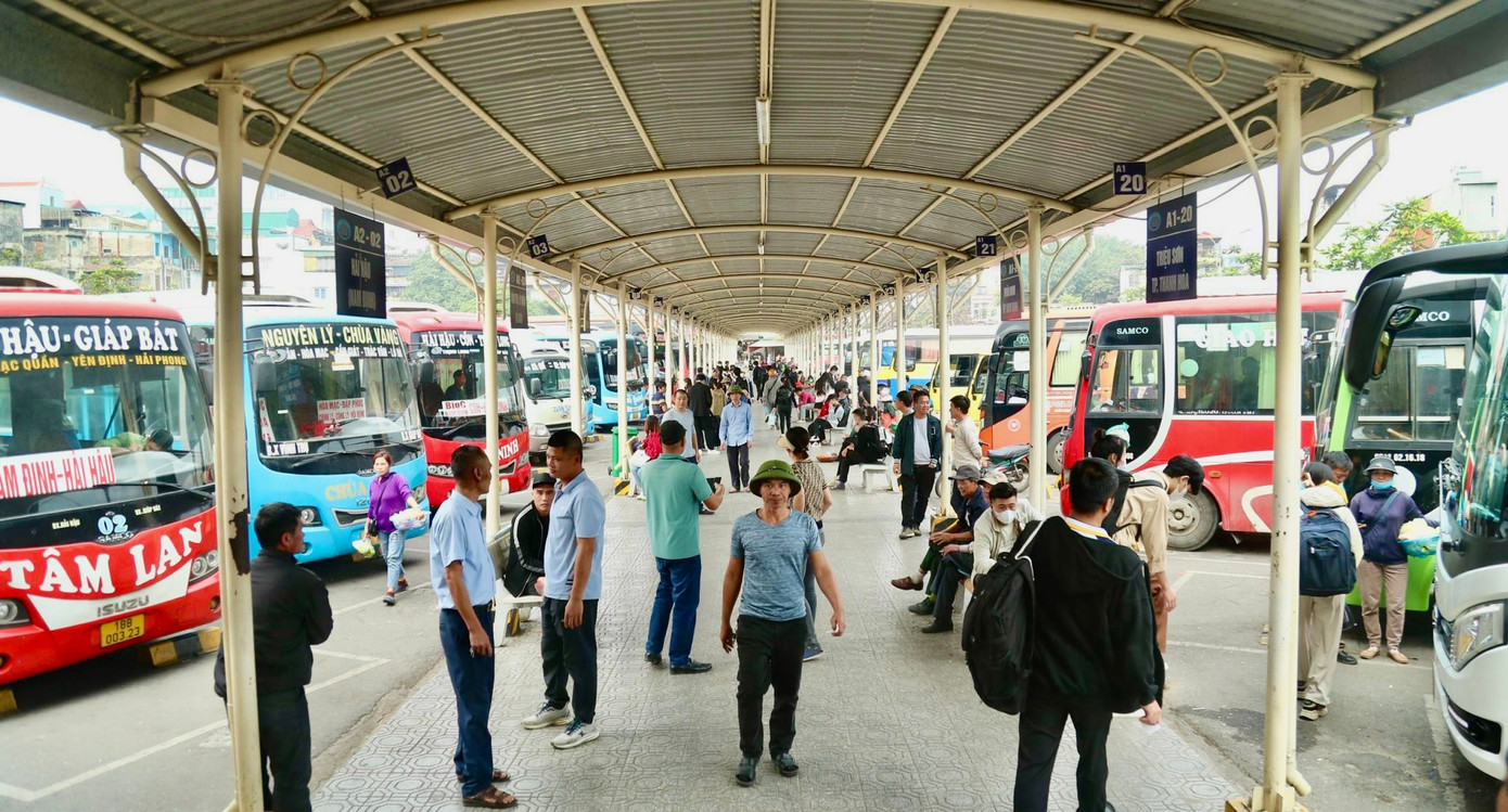 Từ thời điểm15h chiều ngày hôm nay (29/12) nhiều người dân sinh sống và làm việc tại Thủ đô đã đổ về các bến xe để về quê dịp nghỉ Tết Dương lịch. Ghi nhận tại các bến xe như Mỹ Đình, Giáp Bát, Nước Ngầm... đều đang tăng nhiệt nhanh chóng.