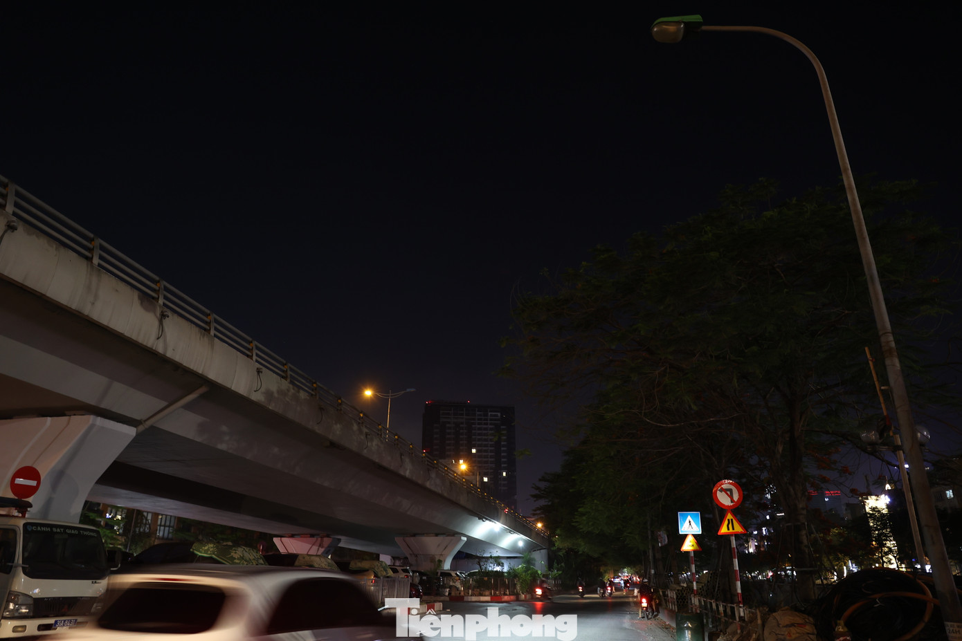 Đường Láng thời điểm 20h30 tối đèn đường cũng được tiết giảm.