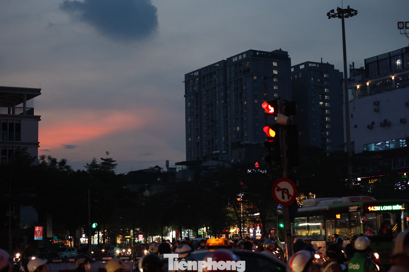 Lượng điện tiêu thụ trung bình ngày trên toàn thành phố tháng 5 đã tăng hơn 22,5% so với tháng 4. Đơn vị này khuyến cáo, các cơ quan công sở, nơi sản xuất và hộ gia đình cùng chung tay sử dụng điện tiết kiệm, hiệu quả, tắt bớt các thiết bị điện không cần thiết và hạn chế sử dụng các thiết bị có công suất lớn vào khung giờ cao điểm 10h đến 14h và từ 20h đến 23h hàng ngày.