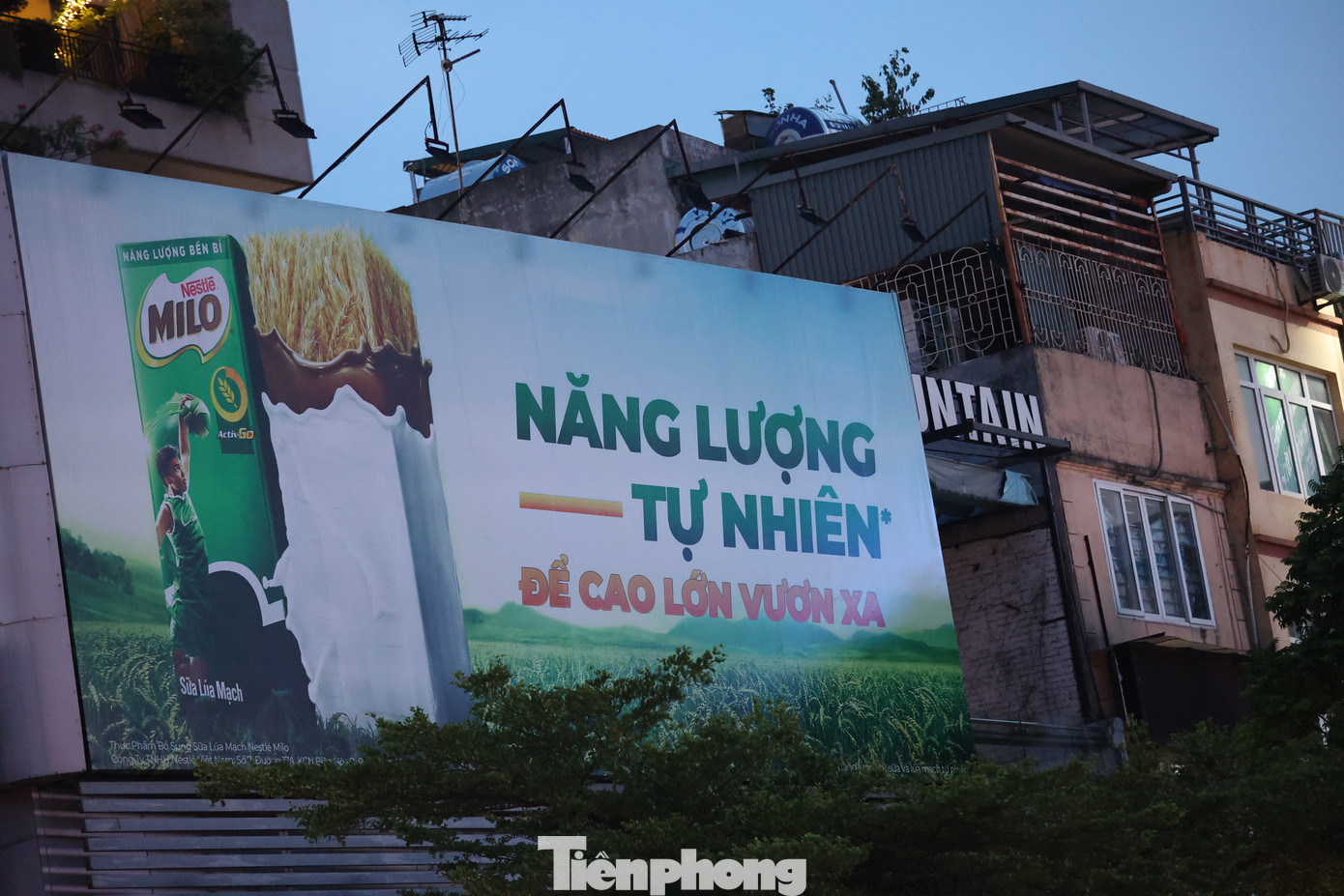 Cùng đó là các đèn chiếu sáng biển quảng cáo cỡ lớn ở ngã năm Ô Chợ Dừa cũng được cắt giảm.