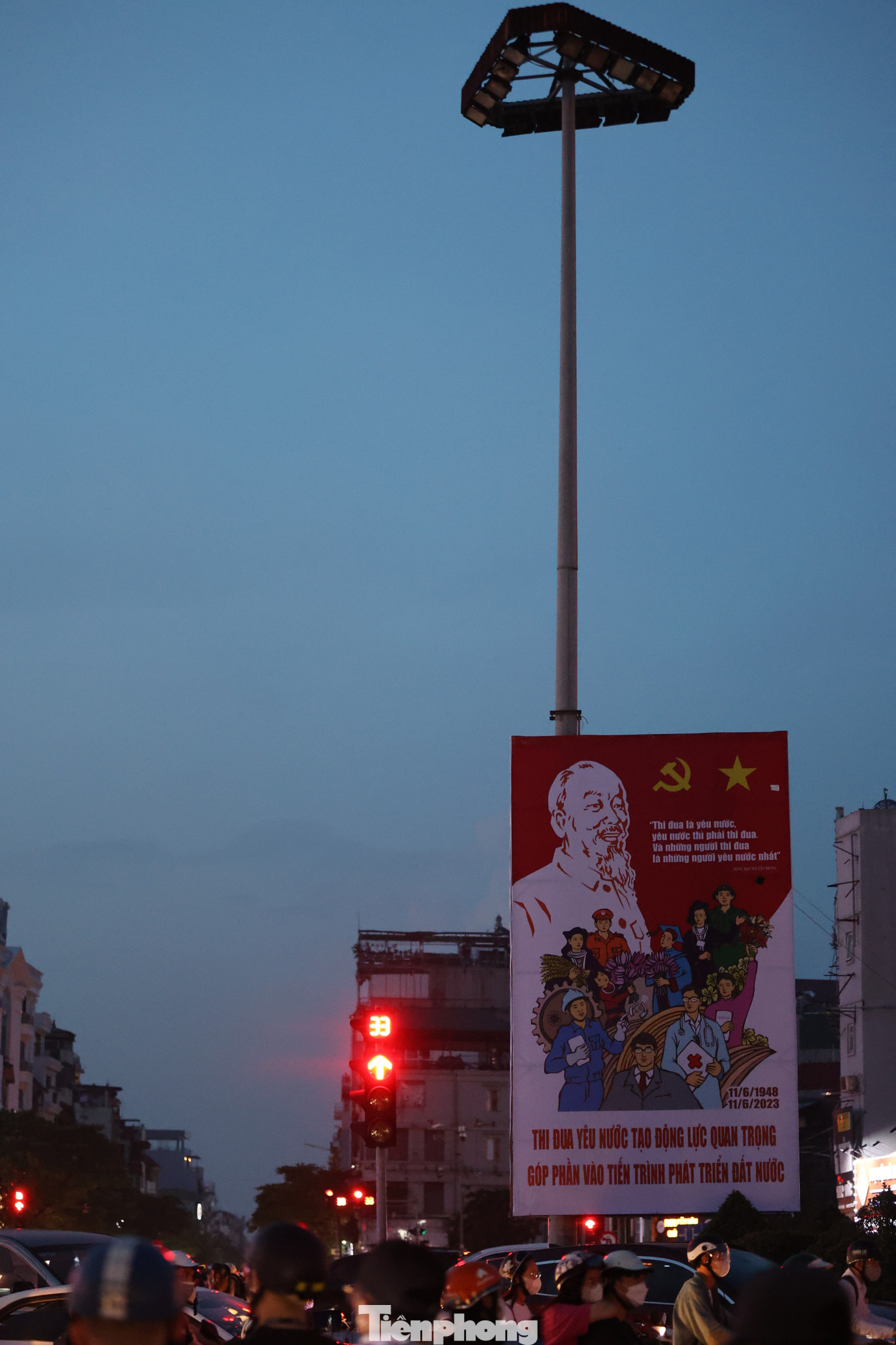 Lúc 19h, tất cả cột đèn cao áp ở Ngã 5 Ô Chợ Dừa đều chưa được bật sáng.