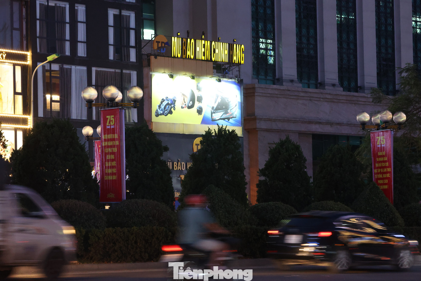 Các đèn chiếu sáng khu vực bồn hoa phố Xã Đàn cũng chưa được bật vào thời điểm 19h.